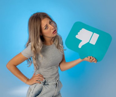 Sosyal medyada mutsuz olmanın ve internet saplantısı, sosyal ağ bilgilendirme ikonları, siber zorbalık ve teknoloji iletişiminde reddedilmenin sembolünü taşıyan çekici mutsuz genç bir kadın..