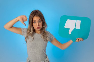 Sosyal medyada mutsuz olmanın ve internet saplantısı, sosyal ağ bilgilendirme ikonları, siber zorbalık ve teknoloji iletişiminde reddedilmenin sembolünü taşıyan çekici mutsuz genç bir kadın..