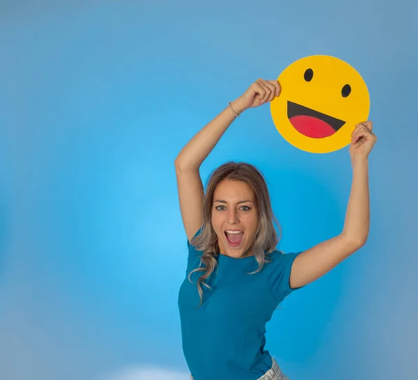 Jovem Atraente Segurando Ícone Emoticon Rosto Feliz Animado Para Ser — Fotografia de Stock