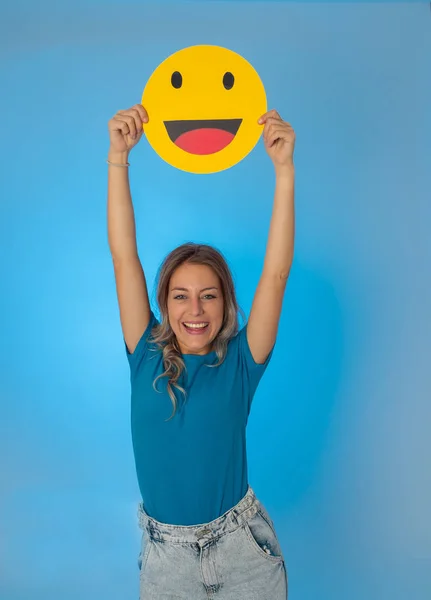 Jovem Atraente Segurando Ícone Emoticon Rosto Feliz Animado Para Ser — Fotografia de Stock