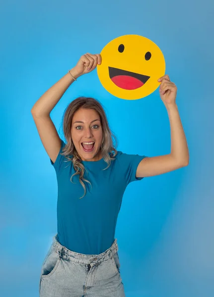 Attraktiv Ung Kvinna Som Håller Glad Ansikte Emoticon Ikon Glada — Stockfoto