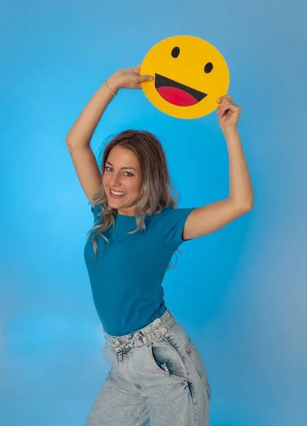 Jovem Atraente Segurando Ícone Emoticon Rosto Feliz Animado Para Ser — Fotografia de Stock