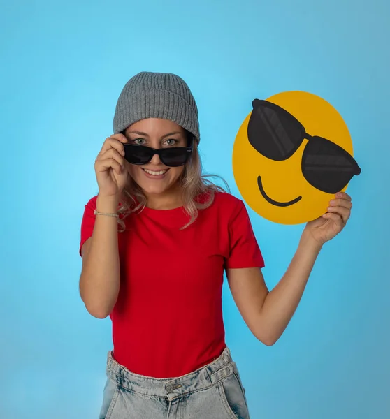 Attraktive Und Modische Teenager Frau Mit Coolem Gesicht Emoji Social — Stockfoto