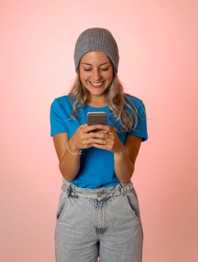 Havalı ve modadan etkilenen genç bir kadın takipçilerle sohbet ediyor ve sosyal medyada blogunda online iş ve iletişim ile mutlu bir şekilde paylaşıyor. İnternet ve teknoloji bağlantıları kavramında.
