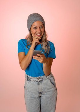 Havalı ve modadan etkilenen genç bir kadın takipçilerle sohbet ediyor ve sosyal medyada blogunda online iş ve iletişim ile mutlu bir şekilde paylaşıyor. İnternet ve teknoloji bağlantıları kavramında.