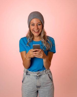 Havalı ve modadan etkilenen genç bir kadın takipçilerle sohbet ediyor ve sosyal medyada blogunda online iş ve iletişim ile mutlu bir şekilde paylaşıyor. İnternet ve teknoloji bağlantıları kavramında.