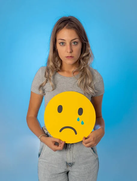 Jovem Segurando Triste Chorando Ícone Emoticon Rosto Sentindo Infeliz Com — Fotografia de Stock