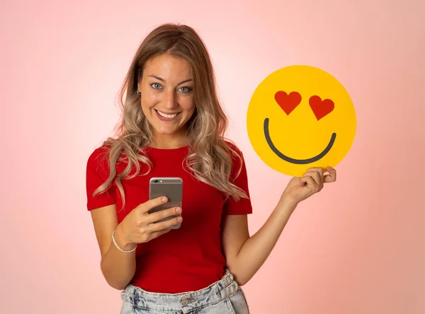 Ελκυστική Νεαρή Γυναίκα Κρατώντας Ένα Hearts Eyes Love Πρόσωπο Emoji — Φωτογραφία Αρχείου