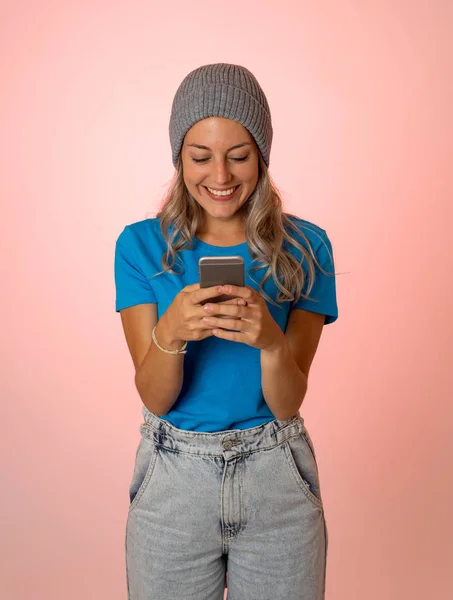 Cool Mode Jonge Influencer Vrouw Chatten Met Volgers Posten Haar — Stockfoto