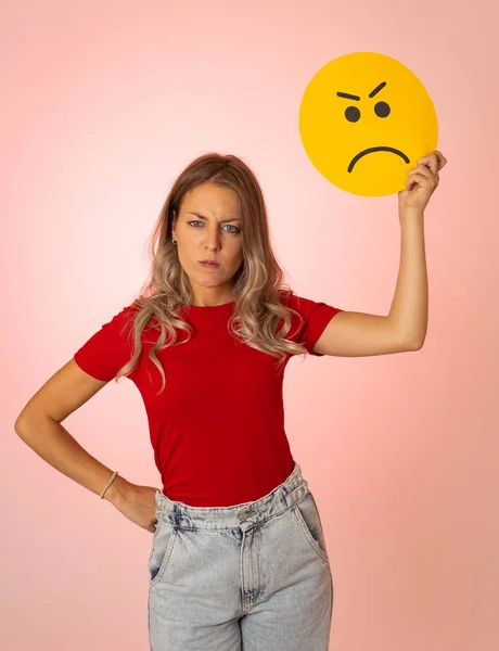 Jovem Atraente Segurando Rosto Com Raiva Emoji Emoticon Símbolo Isolado — Fotografia de Stock