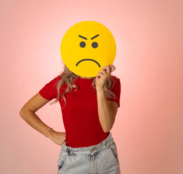 Jovem Atraente Segurando Rosto Com Raiva Emoji Emoticon Símbolo Isolado — Fotografia de Stock