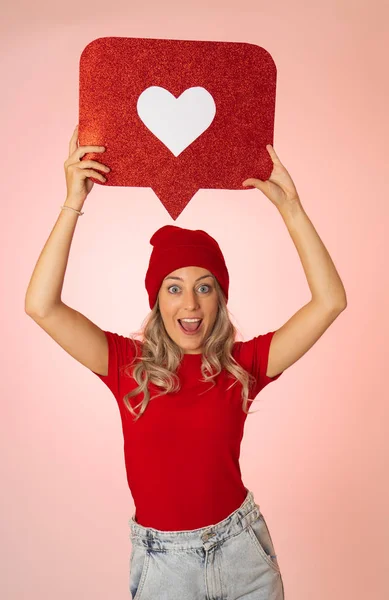 Mulher Atraente Segurando Símbolo Coração Gostar Amar Ícone Notificação Mídia — Fotografia de Stock