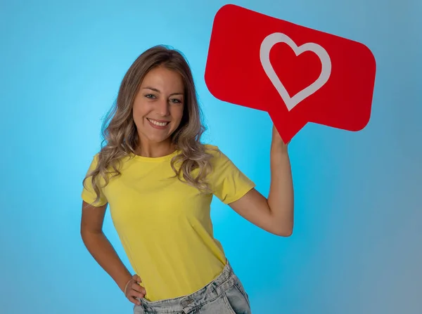 Aantrekkelijke Vrouw Met Hart Symbool Van Liefde Social Media Notificatie — Stockfoto