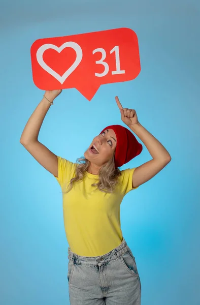 Attraktive Frau Mit Herz Symbol Für Likes Und Liebe Social — Stockfoto