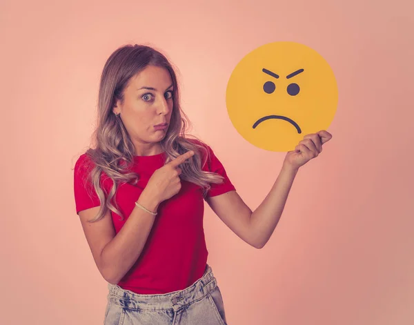 Attraktiv Ung Kvinna Som Håller Arg Ansikte Emoji Emoticon Symbol — Stockfoto