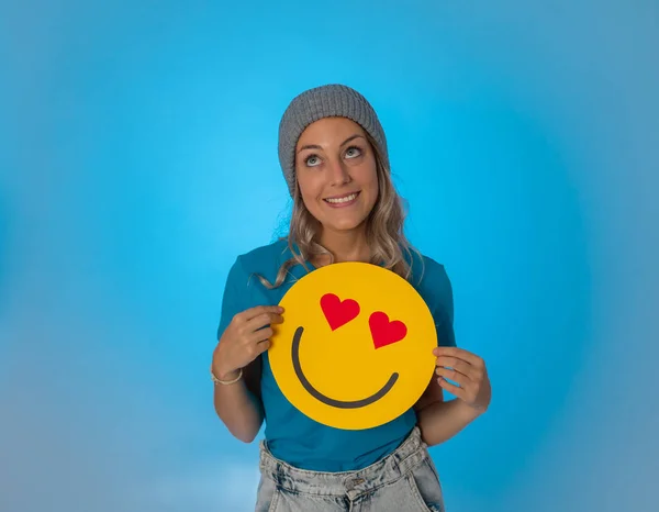 Attraente Giovane Donna Che Tiene Hearts Eyes Love Faccia Emoji — Foto Stock