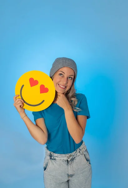 Jovem Atraente Segurando Olhos Corações Amor Enfrentam Emoji Sentindo Feliz — Fotografia de Stock