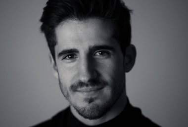 Yakışıklı, yakışıklı bir adamın portresi. Seksi ve şehvetli görünüyor. Güzel siyah evetler ve saçlar. İspanyol erkeksi pozunun stüdyo çekimi. Moda, doğal güzellik, modellik ve yaşam tarzı..