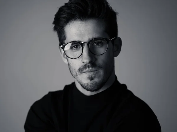 Портрет Молодого Красивого Мужчины Очках Выглядящего Сексуально Чувственно Красивыми Темными — стоковое фото