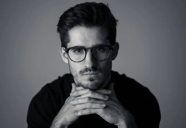 안경을 잘생긴 남자의 초상화는 섹시하고 관능적 아름다운 있습니다 스페인 포즈의 — 스톡 사진