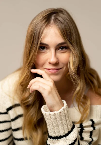 Retrato Mulher Adolescente Com Pele Perfeita Cabelo Loiro Longo Que — Fotografia de Stock