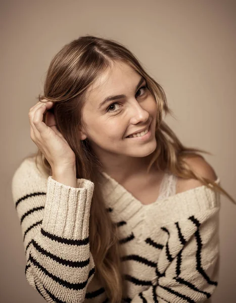 Retrato Mujer Adolescente Con Piel Perfecta Cabello Largo Rubio Que — Foto de Stock