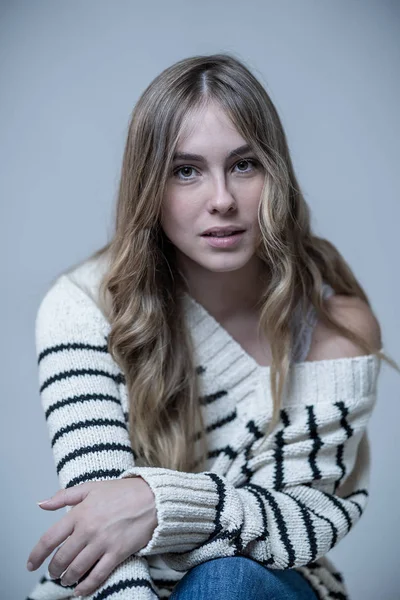 Retrato Mujer Adolescente Con Piel Perfecta Cabello Largo Rubio Que —  Fotos de Stock