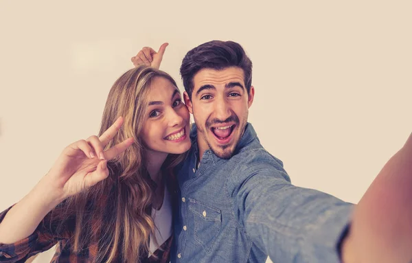 Amis Couple Touristique Amoureux Prendre Des Selfies Dans Des Vacances — Photo