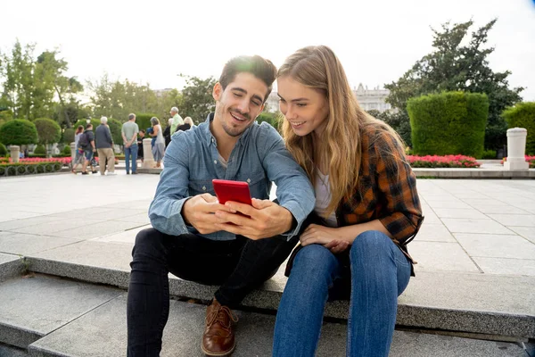 Casal Jovem Nas Redes Sociais Usando Aplicativo Telefone Inteligente Para — Fotografia de Stock