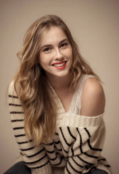 Porträt Einer Teenagerin Mit Perfekter Haut Und Langen Blonden Haaren — Stockfoto