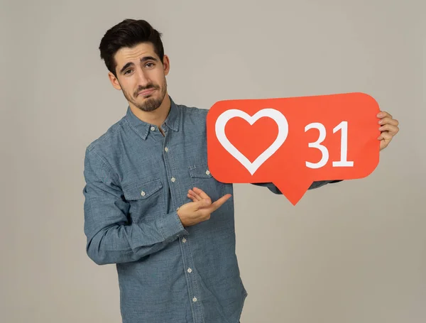 Atraktivní Muž Drží Srdce Symbol Jako Milují Sociální Média Oznámení — Stock fotografie