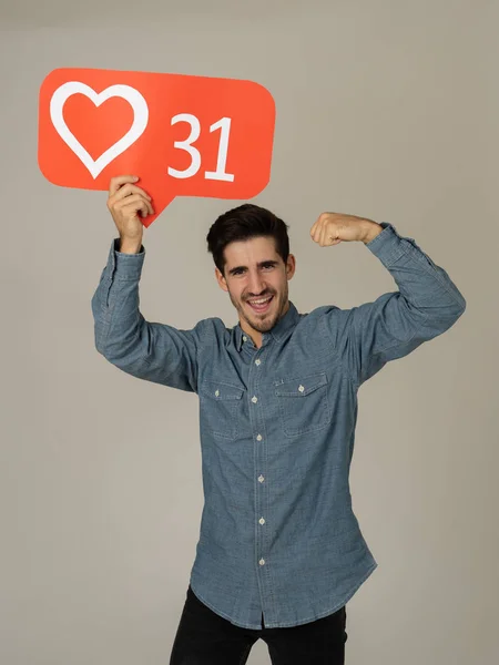Hombre Atractivo Sosteniendo Símbolo Del Corazón Gusta Encanta Icono Notificación — Foto de Stock