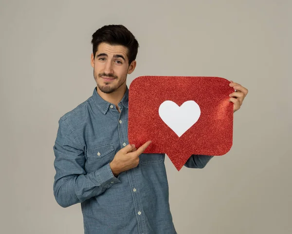 Attraktiver Mann Mit Herz Symbol Für Likes Und Liebe Social — Stockfoto