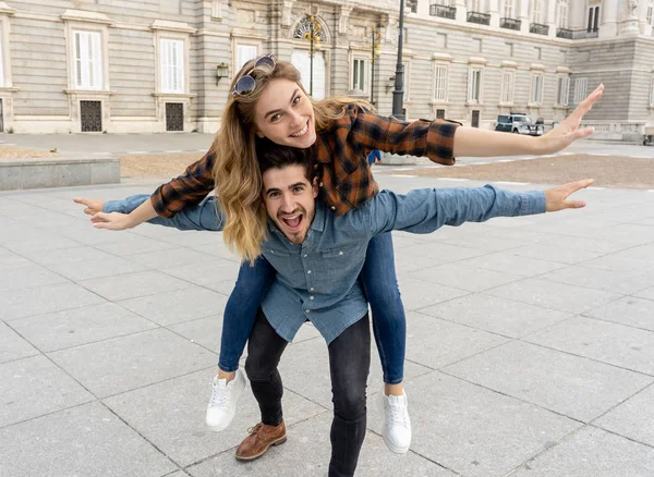 Jonge Gelukkige Vrienden Toeristisch Koppel Hebben Plezier Tijdens Een Romantische — Stockfoto