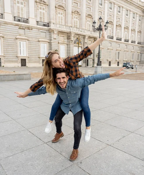Młodzi Szczęśliwi Przyjaciele Turyści Para Zabawy Podczas Podróży Romantyczną Wycieczkę — Zdjęcie stockowe