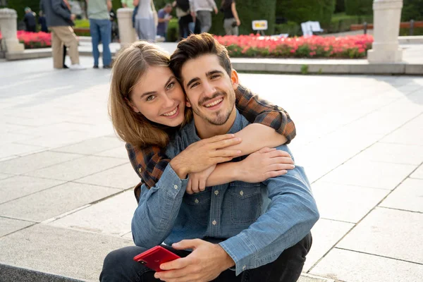 Jovens Amigos Felizes Casal Turístico Divertindo Enquanto Viaja Uma Viagem — Fotografia de Stock