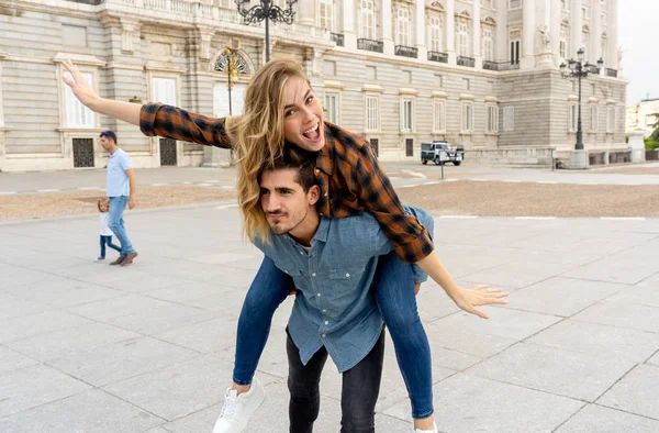 Jonge Gelukkige Vrienden Toeristisch Koppel Hebben Plezier Tijdens Een Romantische — Stockfoto