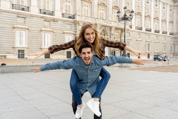 Jóvenes Amigos Felices Pareja Turistas Divierten Mientras Viajan Viaje Romántico —  Fotos de Stock