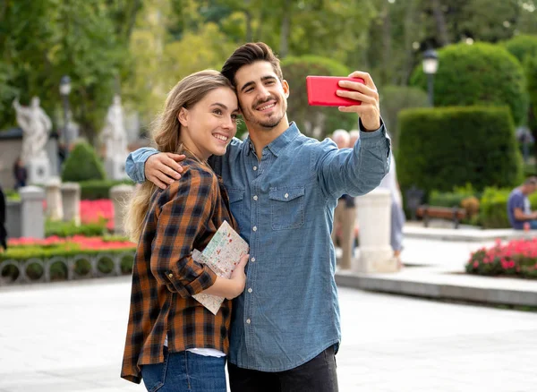 Belos Amigos Casal Turístico Apaixonado Tirar Selfies Pôr Sol Enquanto — Fotografia de Stock