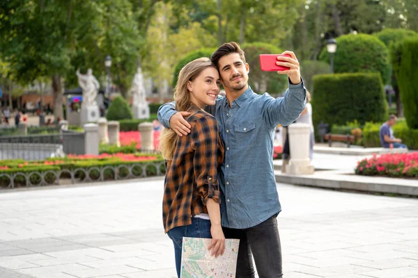 Belos Amigos Casal Turístico Apaixonado Tirar Selfies Pôr Sol Enquanto — Fotografia de Stock