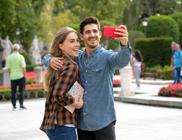 Belos Amigos Casal Turístico Apaixonado Tirar Selfies Pôr Sol Enquanto — Fotografia de Stock