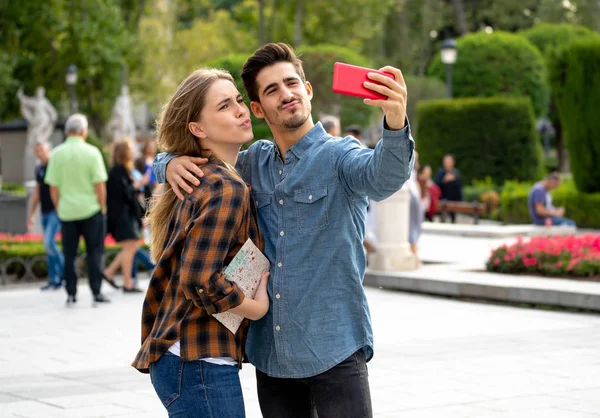 Belos Amigos Casal Turístico Apaixonado Tirar Selfies Pôr Sol Enquanto — Fotografia de Stock