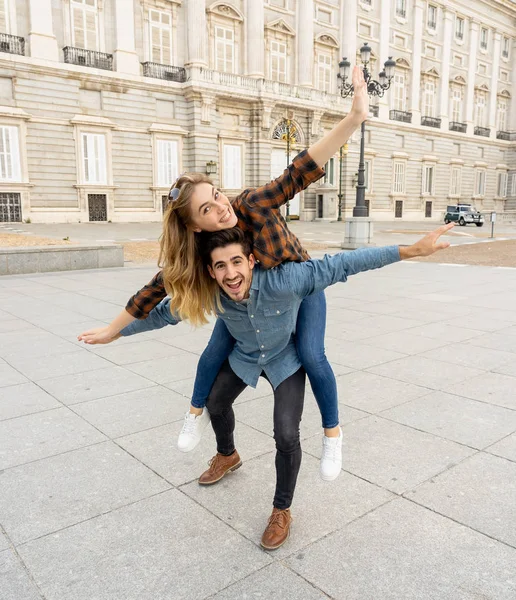 Genç Mutlu Arkadaş Turist Çift Avrupa Romantik Bir Seyahatte Eğleniyor — Stok fotoğraf