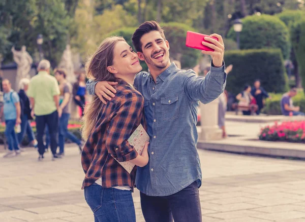 Belos Amigos Casal Turístico Apaixonado Tirar Selfies Pôr Sol Enquanto — Fotografia de Stock