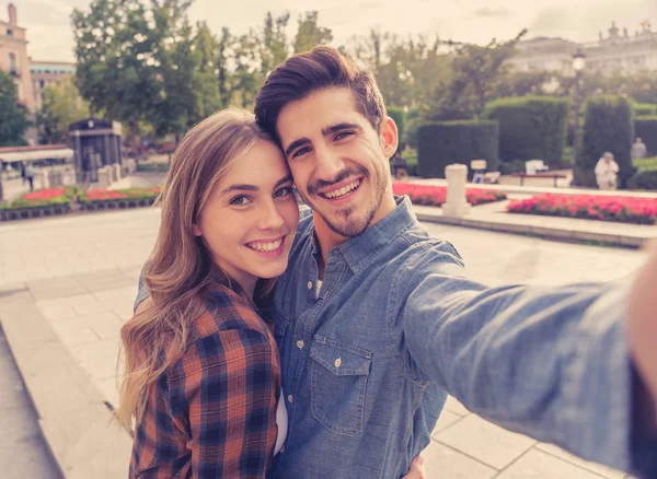 Vackra Vänner Turist Par Kär Tar Selfies Vid Solnedgången Medan — Stockfoto