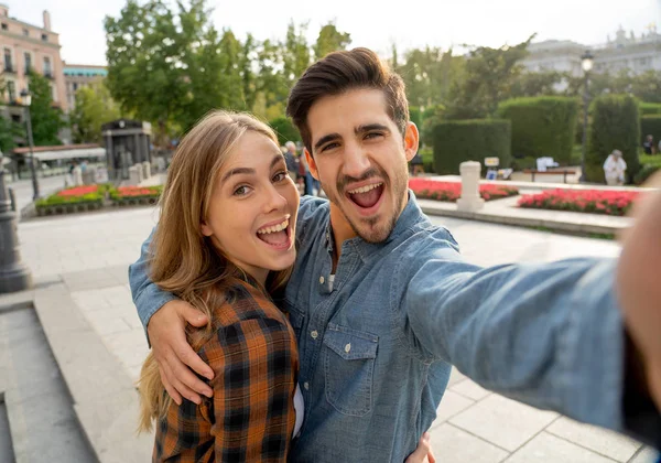 Hermosos Amigos Pareja Turistas Enamorados Tomar Selfies Atardecer Mientras Caminan —  Fotos de Stock