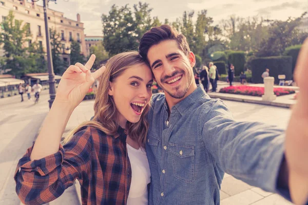 Güzel Arkadaşlar Birbirine Aşık Turist Çiftler Gün Batımında Selfie Çekerken — Stok fotoğraf