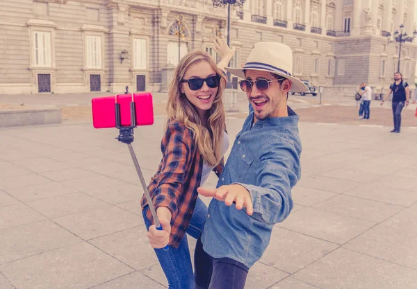 Belos Amigos Casal Turístico Apaixonado Tirar Selfies Pôr Sol Enquanto — Fotografia de Stock