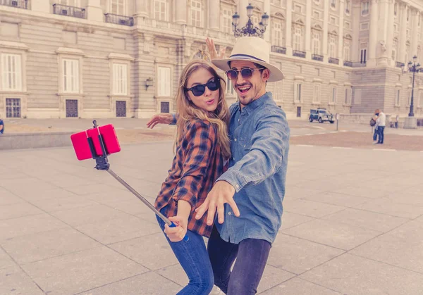 Krásné Přátele Turistický Pár Lásce Brát Selfies Při Západu Slunce — Stock fotografie