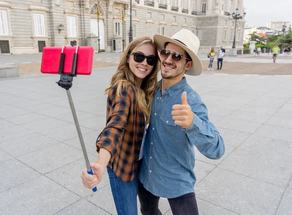 Hermosos Amigos Pareja Turistas Enamorados Tomar Selfies Atardecer Mientras Caminan —  Fotos de Stock